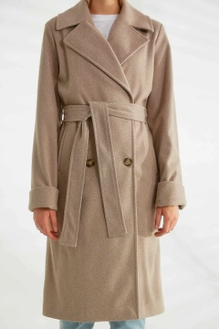 Una modella di abbigliamento all'ingrosso indossa 21350 - Coat - Mink, vendita all'ingrosso turca di Cappotto di Robin