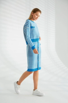 Bir model, Robin toptan giyim markasının 21397 - Knitwear Suit - Turquoise toptan Takım ürününü sergiliyor.