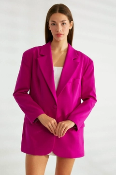 Una modella di abbigliamento all'ingrosso indossa 21449 - Jacket - Magenta, vendita all'ingrosso turca di Giacca di Robin