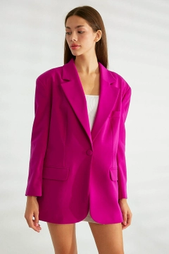 Bir model, Robin toptan giyim markasının 21449 - Jacket - Magenta toptan Ceket ürününü sergiliyor.