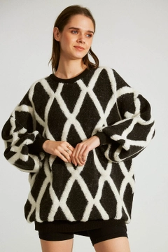 Bir model, Robin toptan giyim markasının 34779 - Sweater - Black And Bone toptan Kazak ürününü sergiliyor.