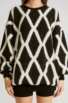 Bir model, Robin toptan giyim markasının 34779 - Sweater - Black And Bone toptan Kazak ürününü sergiliyor.