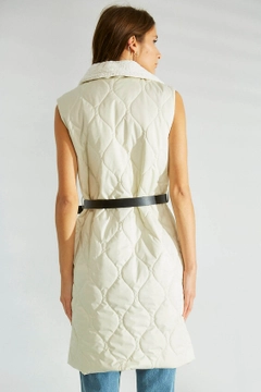 Een kledingmodel uit de groothandel draagt 35618 - Vest - Light Stone, Turkse groothandel Vest van Robin