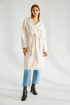 Ένα μοντέλο χονδρικής πώλησης ρούχων φοράει 35625 - Coat - Ecru, τούρκικο Σακάκι χονδρικής πώλησης από Robin