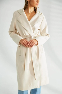 Una modelo de ropa al por mayor lleva 35625 - Coat - Ecru, Abrigo turco al por mayor de Robin