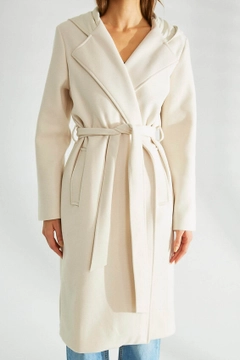 Ένα μοντέλο χονδρικής πώλησης ρούχων φοράει 35625 - Coat - Ecru, τούρκικο Σακάκι χονδρικής πώλησης από Robin
