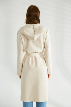 Ein Bekleidungsmodell aus dem Großhandel trägt 35625 - Coat - Ecru, türkischer Großhandel Mantel von Robin