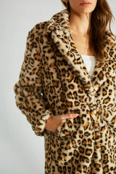 Ein Bekleidungsmodell aus dem Großhandel trägt 35620 - Coat - Camel, türkischer Großhandel Mantel von Robin
