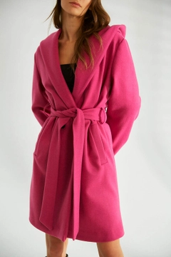 Ein Bekleidungsmodell aus dem Großhandel trägt 35634 - Coat - Fuchsia, türkischer Großhandel Mantel von Robin