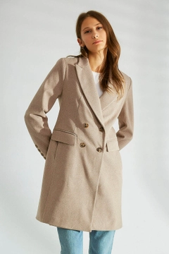 Bir model, Robin toptan giyim markasının 35644 - Coat - Mink toptan Kaban ürününü sergiliyor.