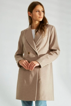 Een kledingmodel uit de groothandel draagt 35644 - Coat - Mink, Turkse groothandel Jas van Robin