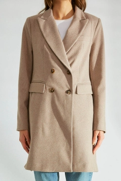 Ein Bekleidungsmodell aus dem Großhandel trägt 35644 - Coat - Mink, türkischer Großhandel Mantel von Robin