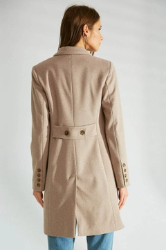 Ein Bekleidungsmodell aus dem Großhandel trägt 35644 - Coat - Mink, türkischer Großhandel Mantel von Robin