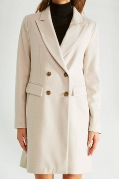 Ein Bekleidungsmodell aus dem Großhandel trägt 35645 - Coat - Stone, türkischer Großhandel Mantel von Robin