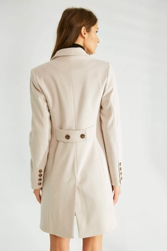 Una modella di abbigliamento all'ingrosso indossa 35645 - Coat - Stone, vendita all'ingrosso turca di Cappotto di Robin