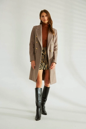 A model wears 35649 - Coat - Brown, wholesale undefined of Robin to display at Lonca