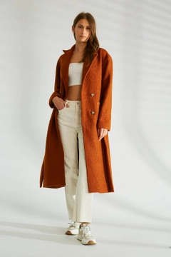 Ein Bekleidungsmodell aus dem Großhandel trägt 35640 - Coat - Brown, türkischer Großhandel Mantel von Robin