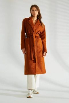 Bir model, Robin toptan giyim markasının 35640 - Coat - Brown toptan Kaban ürününü sergiliyor.