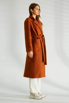 Una modelo de ropa al por mayor lleva 35640 - Coat - Brown, Abrigo turco al por mayor de Robin