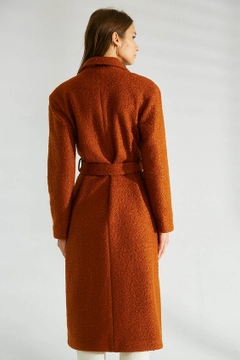 Una modella di abbigliamento all'ingrosso indossa 35640 - Coat - Brown, vendita all'ingrosso turca di Cappotto di Robin
