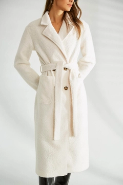 Ein Bekleidungsmodell aus dem Großhandel trägt 35641 - Coat - Ecru, türkischer Großhandel Mantel von Robin