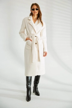 A wholesale clothing model wears 35641 - Coat - Ecru, Turkish wholesale Coat of Robin