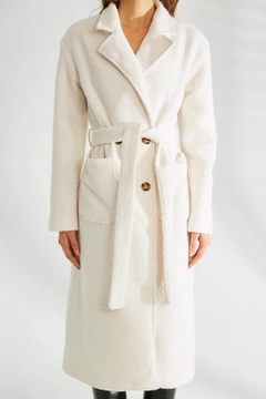 Ein Bekleidungsmodell aus dem Großhandel trägt 35641 - Coat - Ecru, türkischer Großhandel Mantel von Robin