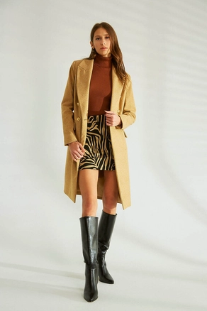 A model wears 35651 - Coat - Camel, wholesale undefined of Robin to display at Lonca
