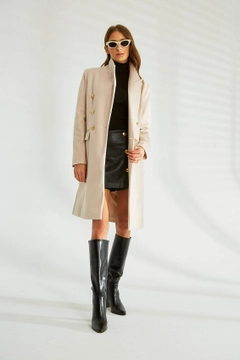 Bir model, Robin toptan giyim markasının 35652 - Coat - Stone toptan Kaban ürününü sergiliyor.