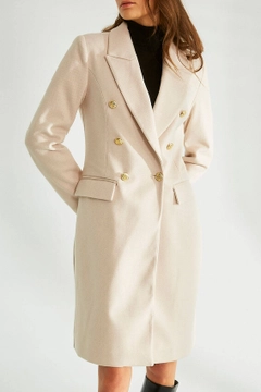 Bir model, Robin toptan giyim markasının 35652 - Coat - Stone toptan Kaban ürününü sergiliyor.