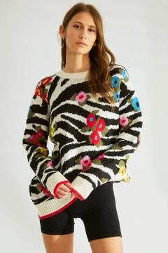 Bir model, Robin toptan giyim markasının 35690 - Sweater - Red And Cream toptan Kazak ürününü sergiliyor.
