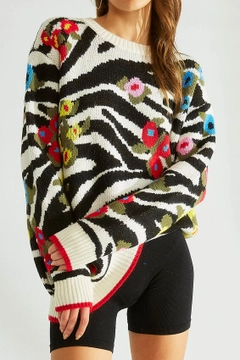 Una modella di abbigliamento all'ingrosso indossa 35690 - Sweater - Red And Cream, vendita all'ingrosso turca di Maglione di Robin