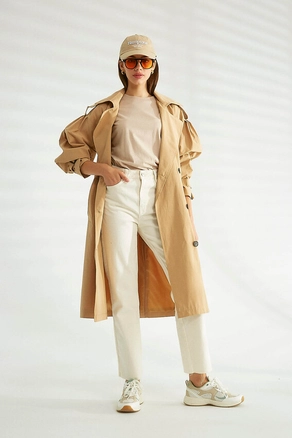 A model wears 30116 - Trenchcoat - Light Camel, wholesale undefined of Robin to display at Lonca