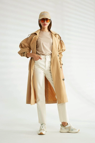 A model wears 30116 - Trenchcoat - Light Camel, wholesale Trenchcoat of Robin to display at Lonca