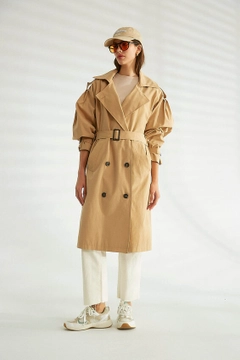 Bir model, Robin toptan giyim markasının 30116 - Trenchcoat - Light Camel toptan Trençkot ürününü sergiliyor.