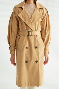 Bir model, Robin toptan giyim markasının 30116 - Trenchcoat - Light Camel toptan Trençkot ürününü sergiliyor.