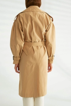 A wholesale clothing model wears 30116 - Trenchcoat - Light Camel, Turkish wholesale Trenchcoat of Robin