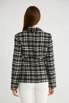 Bir model, Robin toptan giyim markasının 30118 - Jacket - Black toptan Ceket ürününü sergiliyor.