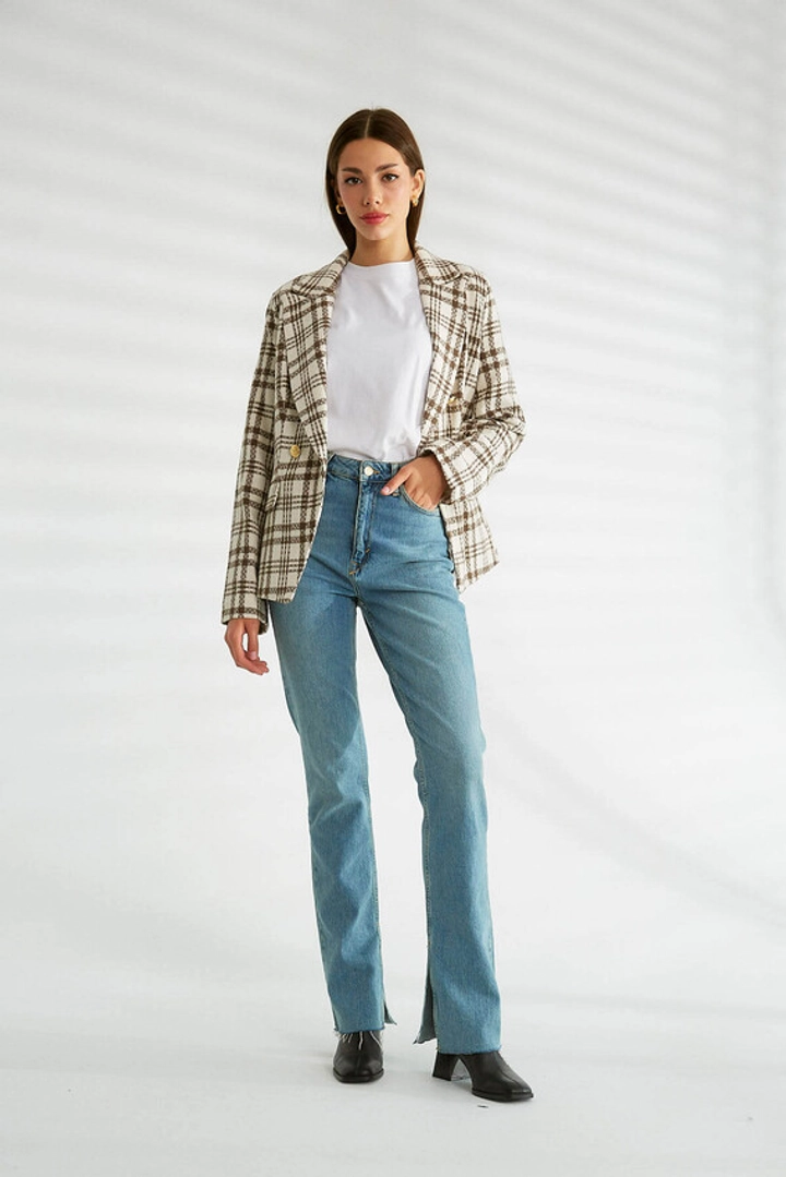 Bir model, Robin toptan giyim markasının 30119 - Jacket - Brown toptan Ceket ürününü sergiliyor.