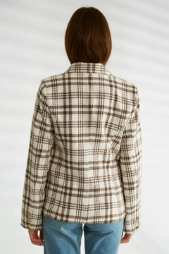 Una modella di abbigliamento all'ingrosso indossa 30119 - Jacket - Brown, vendita all'ingrosso turca di Giacca di Robin