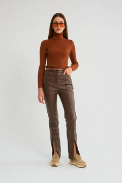 Una modella di abbigliamento all'ingrosso indossa 30110 - Pants - Brown, vendita all'ingrosso turca di Pantaloni di Robin