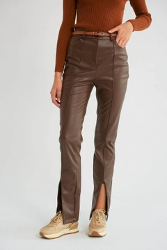 Ένα μοντέλο χονδρικής πώλησης ρούχων φοράει 30110 - Pants - Brown, τούρκικο Παντελόνι χονδρικής πώλησης από Robin
