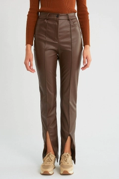 Bir model, Robin toptan giyim markasının 30110 - Pants - Brown toptan Pantolon ürününü sergiliyor.