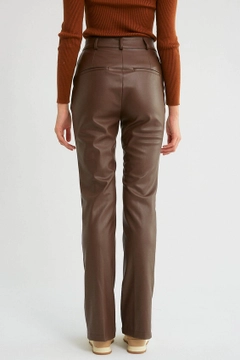 A wholesale clothing model wears 30110 - Pants - Brown, Turkish wholesale Pants of Robin