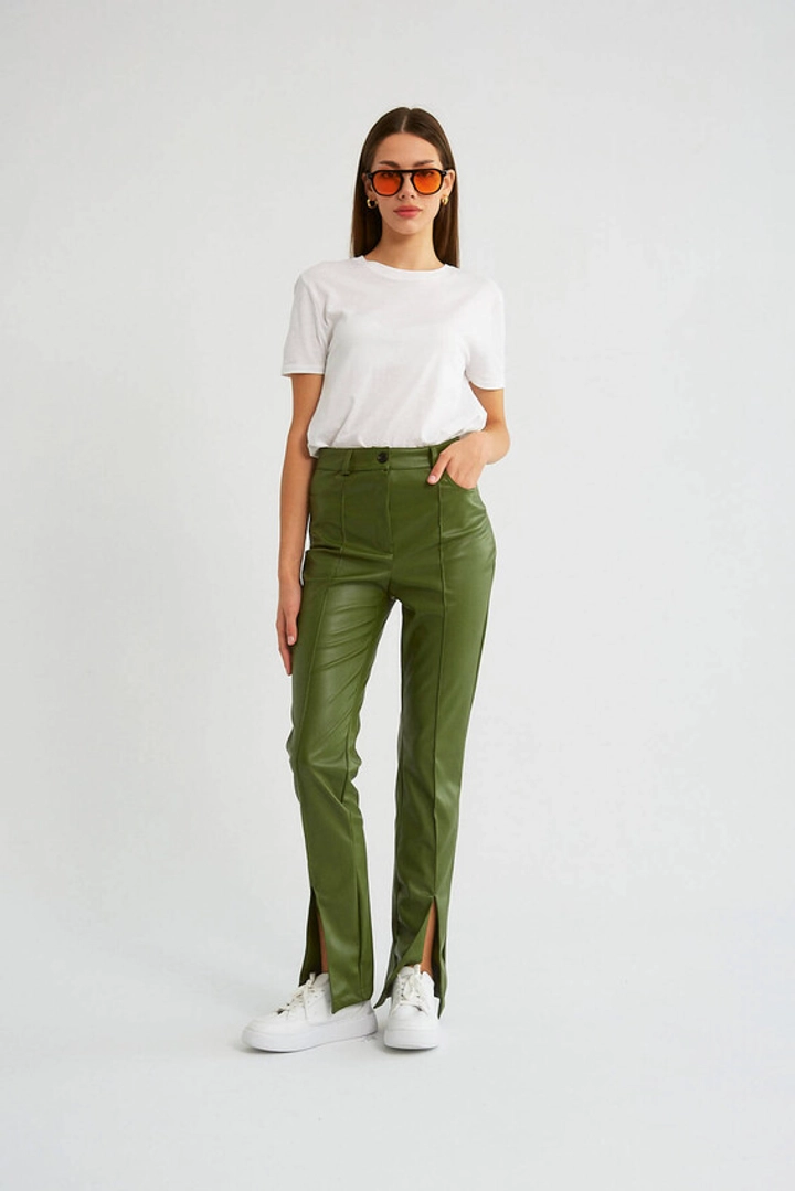 Ein Bekleidungsmodell aus dem Großhandel trägt 30111 - Pants - Olive Green, türkischer Großhandel Hose von Robin