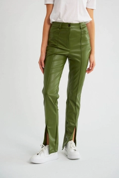 Ένα μοντέλο χονδρικής πώλησης ρούχων φοράει 30111 - Pants - Olive Green, τούρκικο Παντελόνι χονδρικής πώλησης από Robin