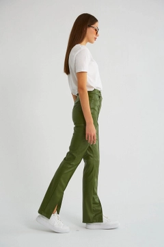 Una modelo de ropa al por mayor lleva 30111 - Pants - Olive Green, Pantalón turco al por mayor de Robin