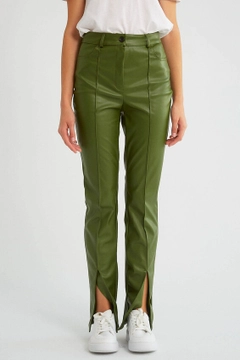 A wholesale clothing model wears 30111 - Pants - Olive Green, Turkish wholesale Pants of Robin