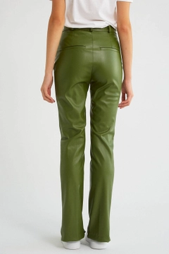 Een kledingmodel uit de groothandel draagt 30111 - Pants - Olive Green, Turkse groothandel Broek van Robin
