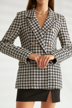 Bir model, Robin toptan giyim markasının 30126 - Jacket - Black Nope toptan Ceket ürününü sergiliyor.